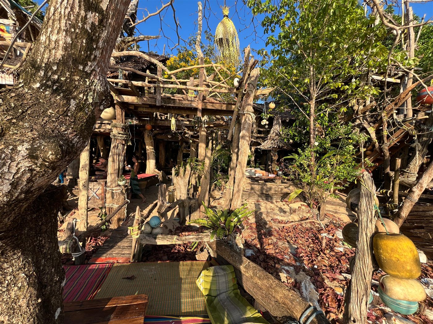Kunstvolle Treibholz-Konstruktion in der Hippie Bar